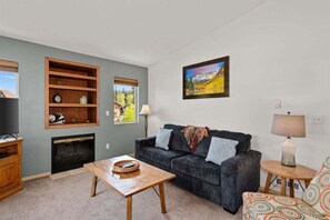 Smart TV, fireplace