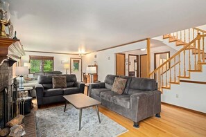 Smart-TV, Kamin, Tischtennisplatte, Bücher