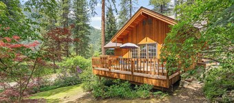 Retro Retreat with Peaceful nature views!  BBQ grill, ping pong, views of Icicle River