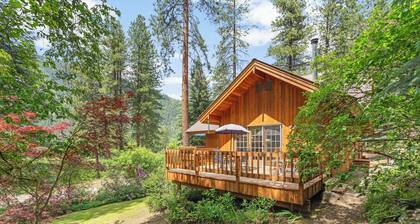 Retro Retreat with Peaceful nature views!  BBQ grill, ping pong, views of Icicle River