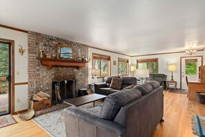 Smart-TV, Kamin, Tischtennisplatte, Bücher