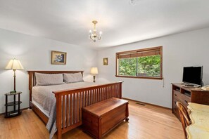 3 bedrooms, iron/ironing board, free WiFi, bed sheets