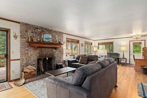 Smart TV, fireplace, ping pong, books