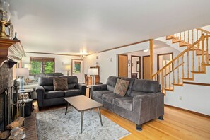 Smart TV, fireplace, ping pong, books