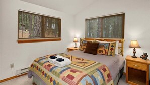 A bedroom with a bed, two bedside tables with lamps, and two windows with blinds. - Woodsy Leavenworth Hideaway w/ Hot Tub + Fireplace, Near Trails (Leavenworth)