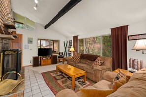 Televisión y chimenea 