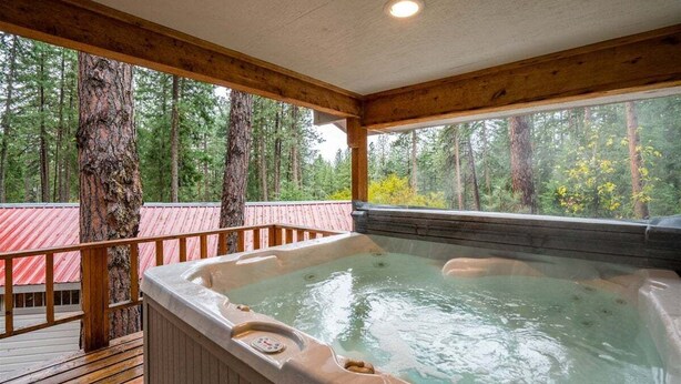 A hot tub on a wooden deck with a view of a forest. - Woodsy Leavenworth Hideaway w/ Hot Tub + Fireplace, Near Trails (Leavenworth)