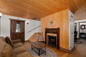 TV, fireplace - Quarterboard Cottage -A Wonderfully Unique Cabin (Leavenworth)
