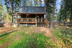 Exterior - Quarterboard Cottage -A Wonderfully Unique Cabin (Leavenworth)