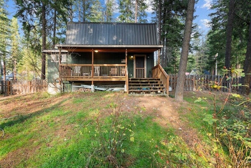 Cozy Cabin Near Leavenworth + Fenced Yard