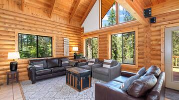 TV connectée, cheminée, lecteur de DVD, baby-foot