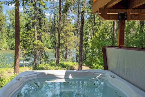 Spacious Lodge with Private Beach Access