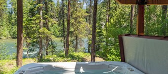 Spacious Lodge with Private Beach Access