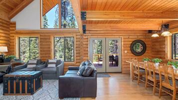 TV connectée, cheminée, lecteur de DVD, baby-foot