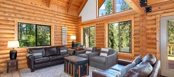 Spacious Lodge with Private Beach Access