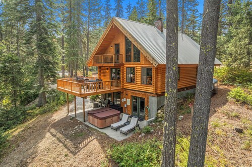 Riverfront 5BR Lodge + Hot Tub