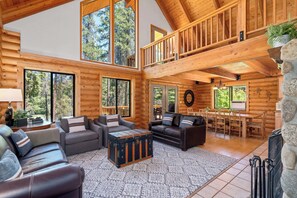 TV connectée, cheminée, lecteur de DVD, baby-foot