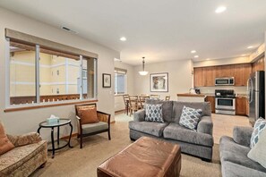 Smart TV, DVD player, offices - Trails Edge, Unit B - The Heart of Downtown! (Leavenworth)