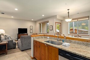 Interior - Trails Edge, Unit B - The Heart of Downtown! (Leavenworth)