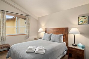 2 bedrooms, iron/ironing board, free WiFi, bed sheets - Trails Edge, Unit B - The Heart of Downtown! (Leavenworth)
