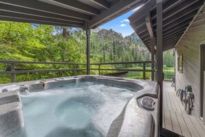 Outdoor spa tub - River Chalet - A Riverfront Oasis Awaits! (Leavenworth)