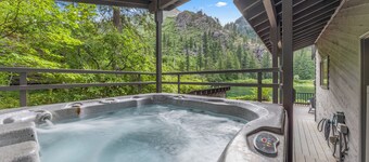 River Chalet - Riverfront Oasis with Panoramic Views