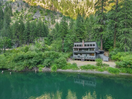 River Chalet - Riverfront Oasis with Panoramic Views
