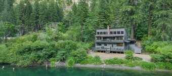 River Chalet - Riverfront Oasis with Panoramic Views