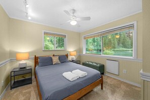 4 bedrooms, iron/ironing board, free WiFi, bed sheets - River Chalet - A Riverfront Oasis Awaits! (Leavenworth)