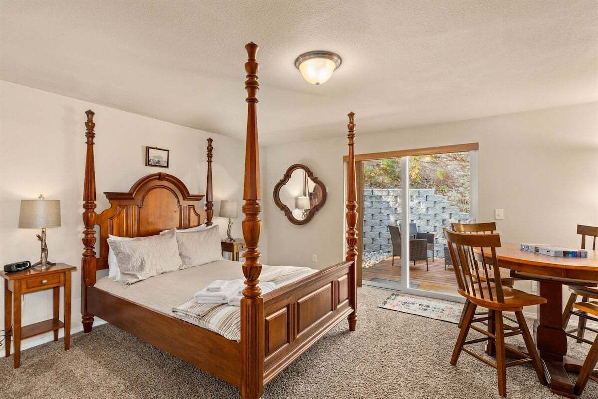 3 bedrooms, desk, iron/ironing board, travel crib