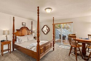 3 sovrum, skrivbord, strykjärn/strykbräda och resesäng