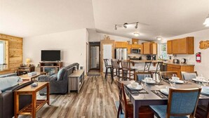 Un interior moderno con sala de estar, comedor y cocina.