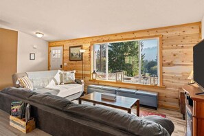 Tv, eldstad och bordsfotboll