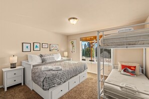 3 habitaciones, escritorio y tabla de planchar con plancha 