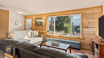 Télévision, cheminée, baby-foot