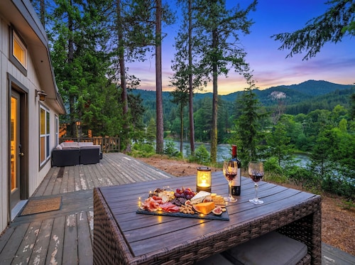 Pet-friendly Riverfront Family Retreat Near Leavenworth