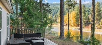 Pet-friendly Riverfront Family Retreat Near Leavenworth