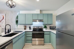 Køleskab, mikrobølgeovn, ovn, kogeplade