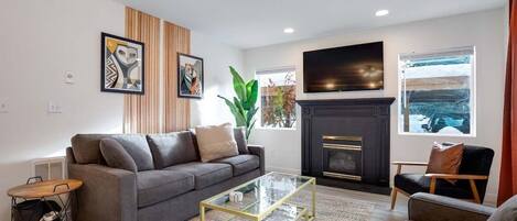 Smart TV y chimenea