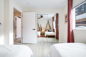 2 bedrooms, iron/ironing board, travel crib, free WiFi