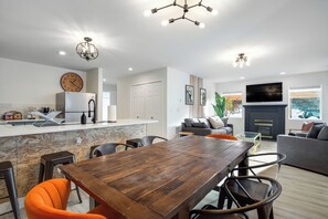 Dining - Charming and sleek, first floor, great location!  Stocked kitchen and fireplace. (Leavenworth)