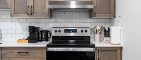 Refrigerador, microondas, horno y parrilla de estufa