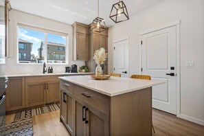 Kylskåp, mikrovågsugn, ugn och spishäll