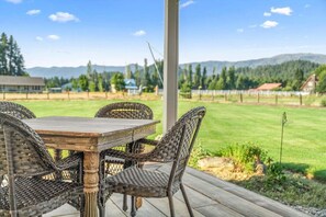 Outdoor dining - Elegant Mountain Retreat w/ Home Theater & Hot Tub Near Leavenworth (Leavenworth)