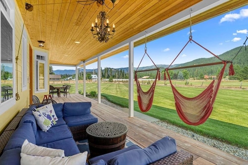Elegant Mountain Retreat w/ Home Theater & Hot Tub Near Leavenworth