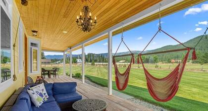 Elegant Mountain Retreat w/ Home Theater & Hot Tub Near Leavenworth