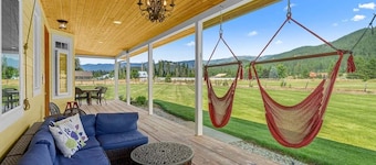 Elegant Mountain Retreat w/ Home Theater & Hot Tub Near Leavenworth