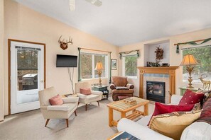 TV, fireplace, books - Family-Friendly Condo Near Downtown Leavenworth (Leavenworth)