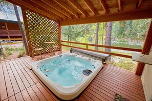 Outdoor spa tub - The Beach at River`s Bend -A Riverside Retreat (Leavenworth)