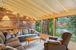 Fernseher, Kamin, DVD-Player, Videothek